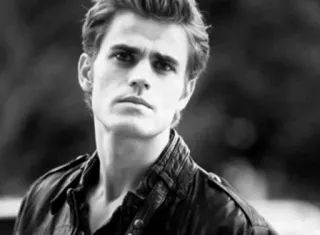 😐 Stefan Salvatore The Vampire Diaries Aktor, Portret, Mężczyzna, Czarno-białe, Skórzana kurtka, Serial TV telegram sticker