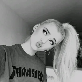 🙄 THRASHER mujer, selfie, rubia, Thrasher, adolescente, moda telegram sticker
