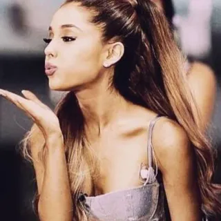 😍 Ariana Grande cantora, pop, mulher, celebridade, beijo whatsapp sticker