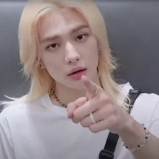 😤 人, 男人, 指着, 金发 whatsapp sticker