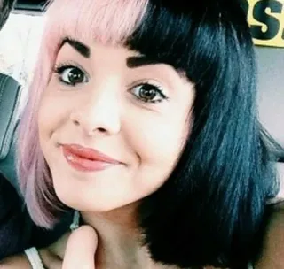 😊 Melanie Martinez cantante, cantautrice, capelli rosa, capelli neri, ritratto, donna telegram sticker