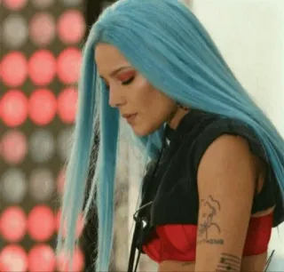 ✨ Halsey piosenkarka, kobieta, niebieskie włosy, tatuaż, portret telegram sticker
