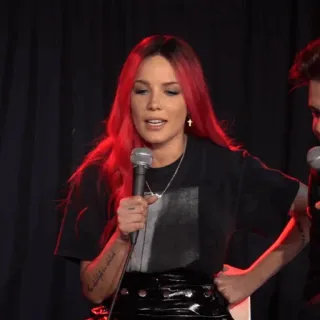 🍒 Halsey cantora, celebridade, mulher, microfone, cabelo ruivo whatsapp sticker