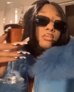 🍷 Megan Thee Stallion Frau, Sängerin, Brille, Pelzmantel, Promi whatsapp sticker