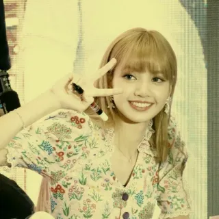 💛 Lisa Lisa, Blackpink, K-Pop, ca sĩ, thần tượng, dấu hiệu hòa bình, nhạc Hàn Quốc telegram sticker