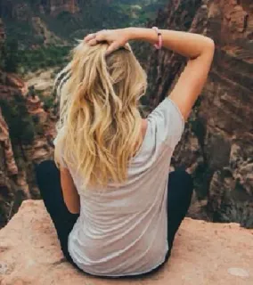 😄 mulher, cabelo loiro, montanhas, natureza, cânion, vista traseira, ao ar livre telegram sticker
