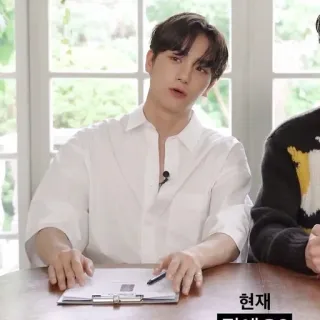 ☁️ 현재 человек, мужчина, в помещении, стол, планшет telegram sticker