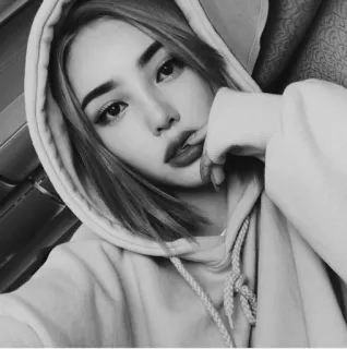 🌚 mujer, retrato, sudadera con capucha, selfie, belleza, maquillaje telegram sticker