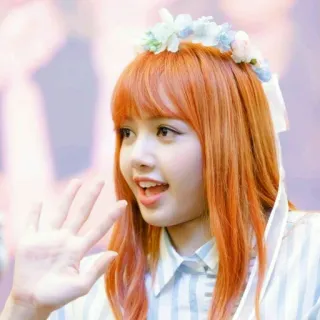 👋 Lisa kpop, idole, chanteuse, femme, cheveux orange, couronne de fleurs, célébrité telegram sticker