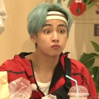 🎭 V V, BTS, K-Pop, penyanyi, selebriti, musisi, muka lucu, imut telegram sticker