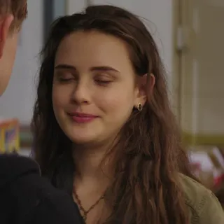 😏 Hannah Baker 13 Reasons Why teen drama, ritratto, ragazza, personaggio, sorridente whatsapp sticker