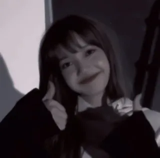 🎧 Lisa kpop, pulgar arriba, cantante, ídolo, celebridad, chica whatsapp sticker