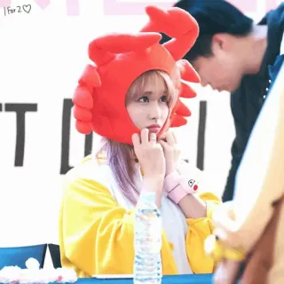 🐤 1 for 2 ♡ personne, chapeau crabe, costume jaune, mignon, kpop telegram sticker