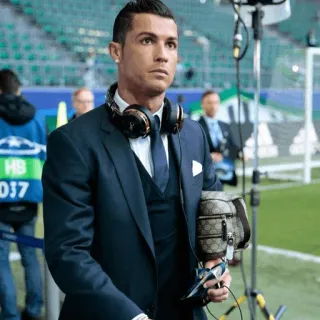 🖤 Cristiano Ronaldo 足球, 运动员, 足球, 足球运动员, 西装, 耳机 telegram sticker