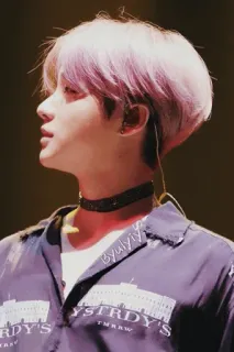 🖇 BYULYIY kpop, айдол, знаменитость, фиолетовые волосы, певец, мужчина, воротник whatsapp sticker