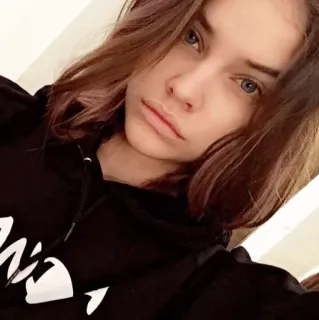 🌩 portrait, femme, brune, sweat à capuche, décontracté, intérieur whatsapp sticker