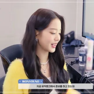 👢 WONYOUNG 지금 뮤직뱅크에서 준비를 하고 있는데 koreanisch, sängerin, weiblich, idol telegram sticker