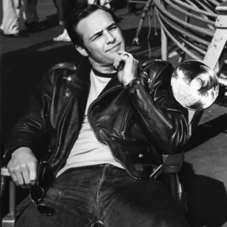 💸 Marlon Brando марлон брандо, актер, кожаная куртка, черно-белое, кино, знаменитость telegram sticker
