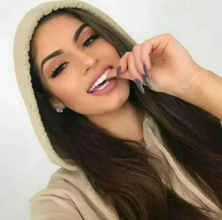 😏 mulher, moletom com capuz, garota, beleza, maquiagem, cabelo longo telegram sticker