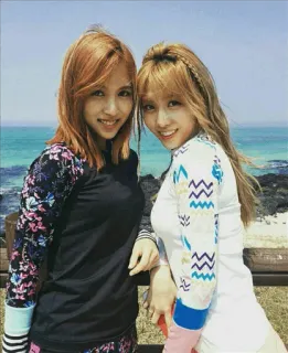 💟 mulheres, praia, mar, meninas, sorrindo whatsapp sticker