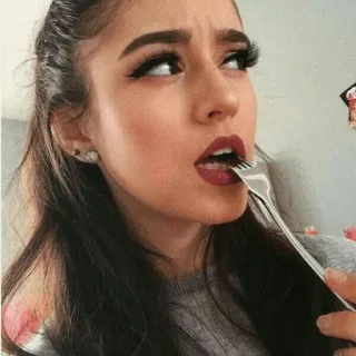 🤨 女性, 食事, 食べ物, フォーク, 自撮り, ポートレート, 人物, メイク telegram sticker