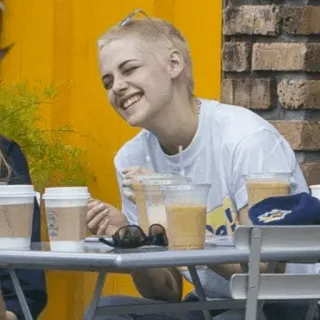 🗞 Kristen Stewart Kristen Stewart, atriz, celebridade, cabelo loiro, sorrindo telegram sticker