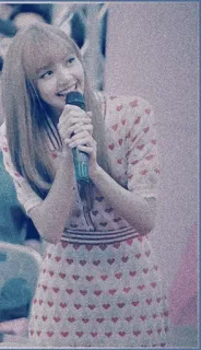 🌸 Lisa Lisa, Blackpink, K-Pop, Sängerin, Mikrofon, Frau, Kleid mit Herzmuster telegram sticker
