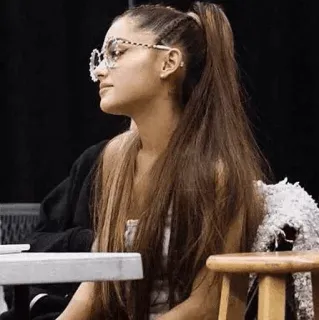 🗞 Ariana Grande Estrela pop, Cantora, Celebridade, Penteado, Óculos, Mulher telegram sticker