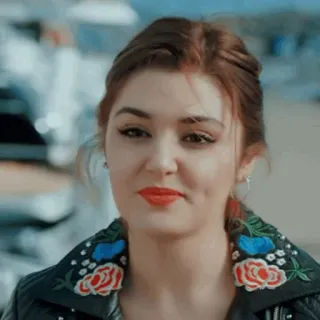 🌚 mujer, retrato, Hande Erçel, actriz, turca, modelo whatsapp sticker