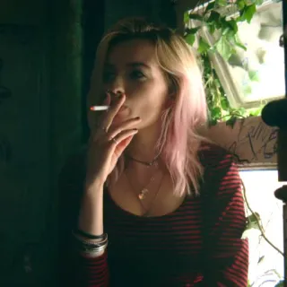 🌸 mujer, fumando, cigarrillo, pelo rosa, retrato telegram sticker