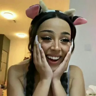 🐚 personne, femme, sourire, déguisement vache telegram sticker