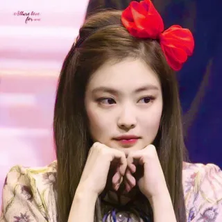 ➖ Jennie Allure love for me donna, ritratto, fiocco rosso, acconciatura, ragazza, K-Pop telegram sticker