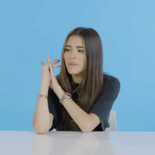 🌎 Madison Beer นักร้อง, คนดัง, ผู้หญิง, โต๊ะ, ภาพเหมือน telegram sticker