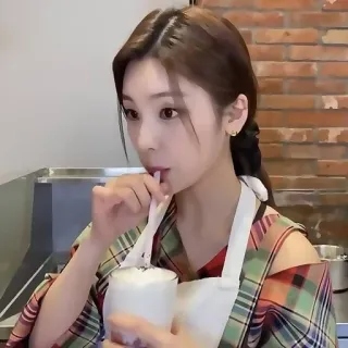 🍧 ผู้หญิง, เครื่องดื่ม, ผ้ากันเปื้อน, เครื่องดื่ม, คน, ภาพเหมือน telegram sticker