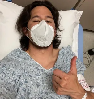 👍 Markiplier Markiplier, hôpital, masque, maladie, pouce levé, célébrité telegram sticker