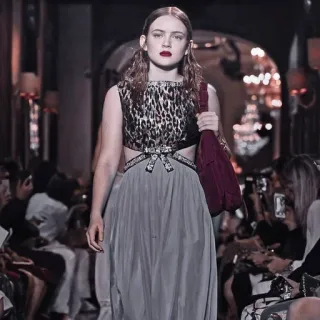 🌟 Sadie Sink Sadie Sink, Modelo, Moda, Vestido, Passarela, Celebridade whatsapp sticker