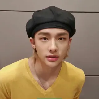 🍋 uomo, ritratto, cappello, maglietta gialla, k-pop, asiatico telegram sticker