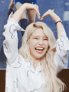 🍭 ผู้หญิง, ผมบลอนด์, ยิ้ม, ทำมือเป็นรูปหัวใจ, มีความสุข, คน telegram sticker