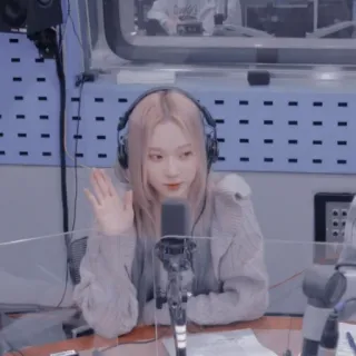 ☕ kpop, donna, cantante, ritratto, radio, microfono, musica, cuffie telegram sticker