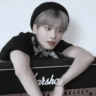 🍣 mann, beret, lässig, porträt, drinnen, ausdruck, kpop telegram sticker