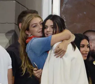 ❤️ Gigi Hadid, Kendall Jenner, celebrità, abbraccio, amicizia, evento telegram sticker