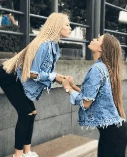 💋 女性, 友谊, 女孩, 牛仔外套, 金发, 黑发, 亲吻 telegram sticker