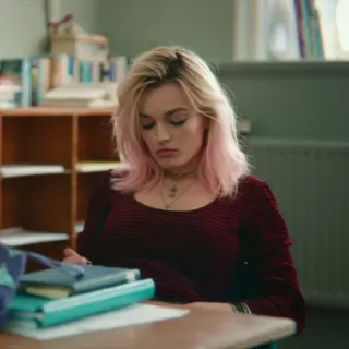 🌸 Maeve Wiley Sex Education Maeve Wiley, Sex Education, Drama adolescente, Retrato, Emma Mackey, Serie de TV telegram sticker