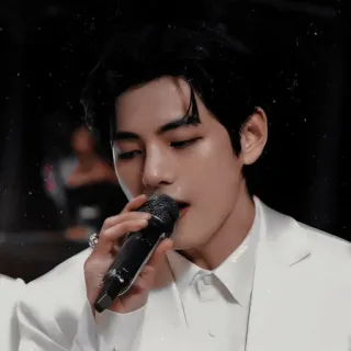 🫐 cantante, hombre, micrófono, retrato, traje blanco, música telegram sticker