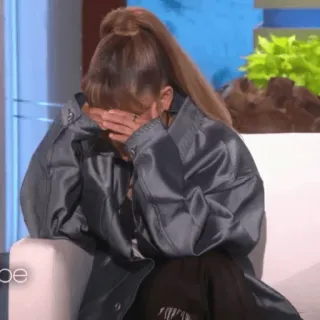 ☁️ Ariana Grande celebridad, llorando, triste, emoción, mujer, retrato telegram sticker