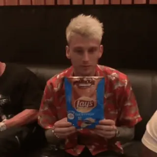 🥥 homme, cheveux blonds, chemise, chips Lays, nourriture, chips telegram sticker