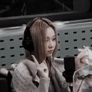 🩹 女性, ヘッドホン, 歌手, 人, マイク, KPOP, ラジオ telegram sticker