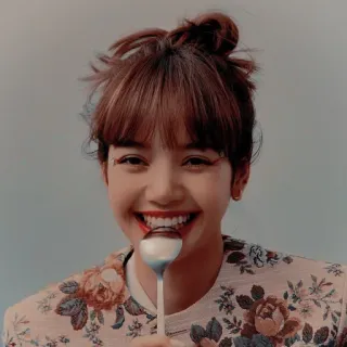 🐈 Lisa ลิซ่า, ช้อน, ยิ้ม, ผู้หญิง, คนดัง, K-pop, นักร้อง telegram sticker
