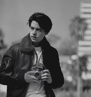 ❄️ Cole Sprouse, ator, fotógrafo, preto e branco, retrato, câmera, homem, celebridade telegram sticker