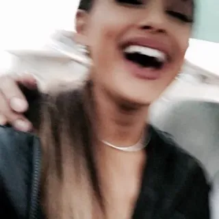 😅 Ariana Grande cantor, rindo, sorriso, celebridade, rabo de cavalo whatsapp sticker